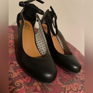 Daisy Fuentes size 8 shoe. Worn maybe twice.